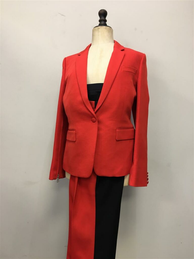 GIVENCHY. - Ensemble smoking rouge et noir, manches zippées, veste taille 42, p…