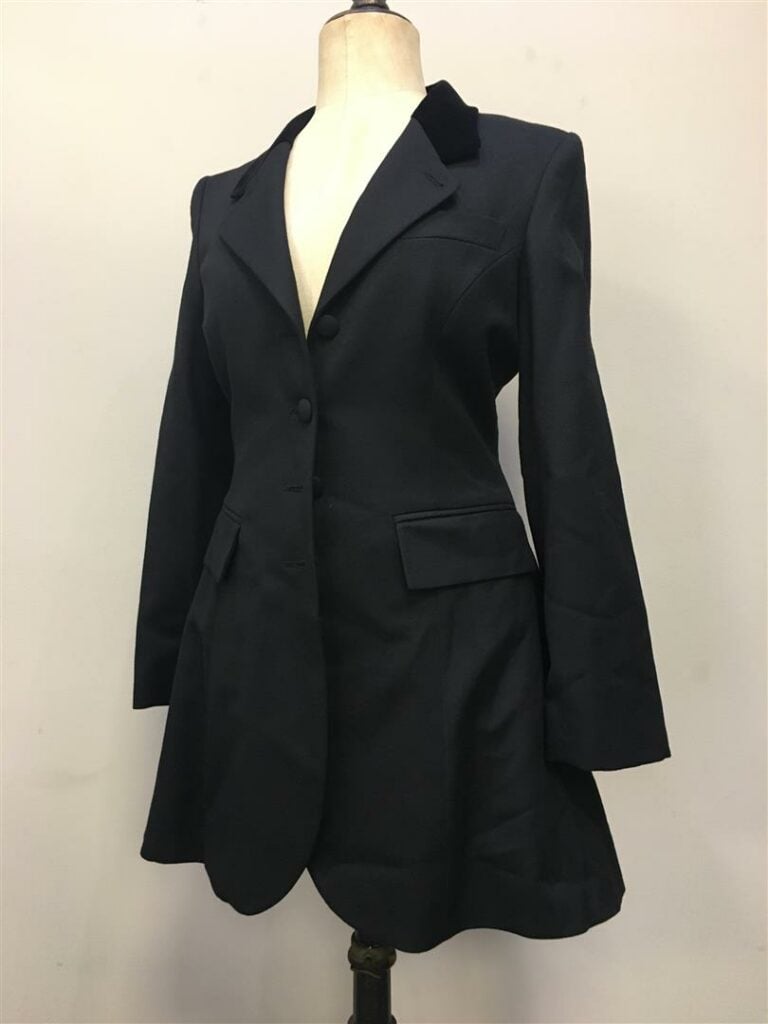 LAURA ASHLEY. - Veste noire, col smoking, laine sèche, taille 36, très bon état…