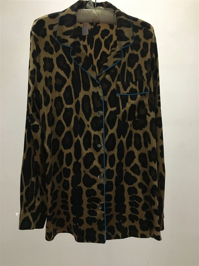 DOLCE & GABBANA. - Ensemble pantalon et chemise en soie imprimée léopard, bordu…