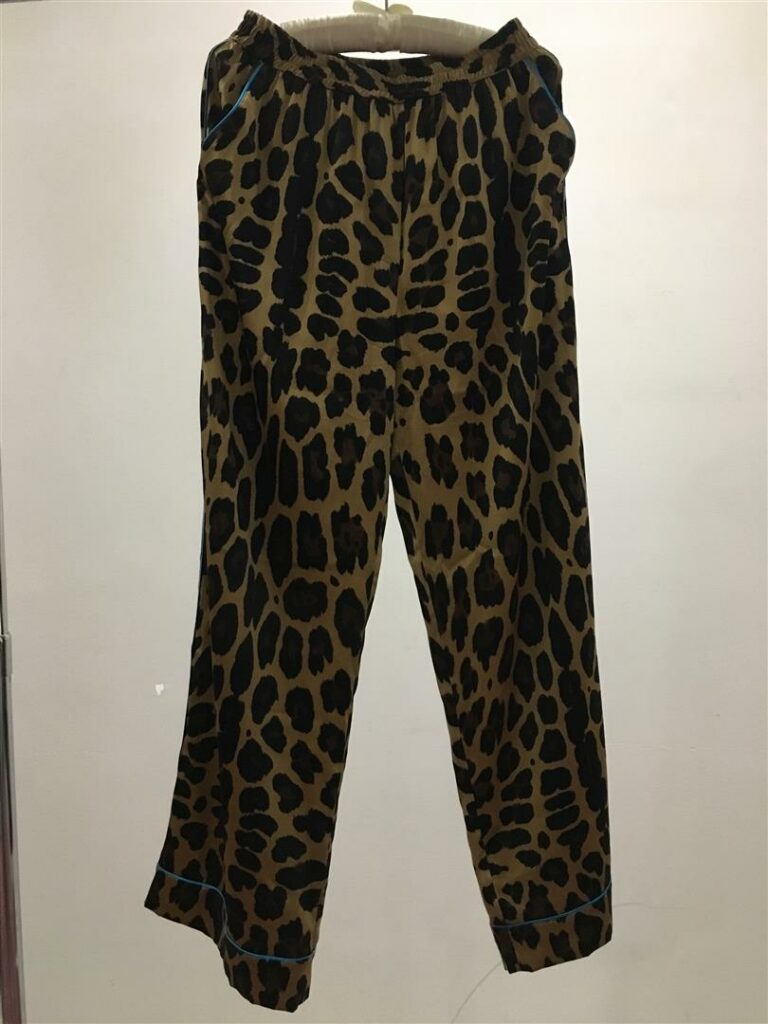 DOLCE & GABBANA. - Ensemble pantalon et chemise en soie imprimée léopard, bordu…