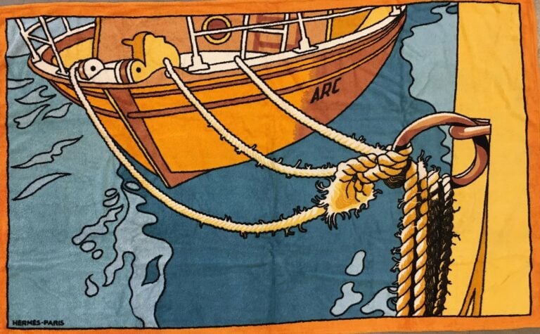 HERMES. - Drap de plage représentant un bateau orange sur fond bleu, signé, éti…