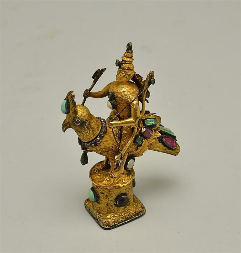 Figurine en métal (argent à bas titre?) ciselé et doré, représentant un archer…
