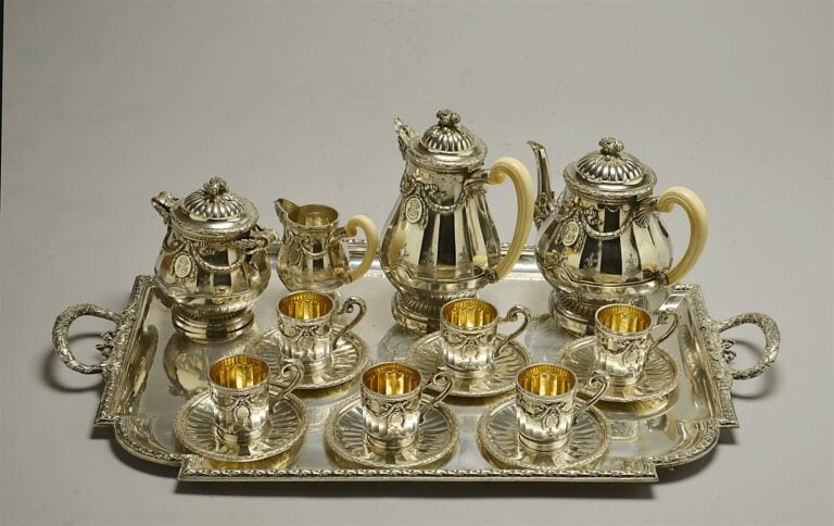 Exceptionnel service à thé et café en argent, comprenant cafetière, théière, su…