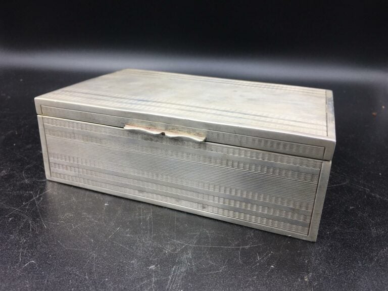 Boite à cartes en argent uni, de forme rectangulaire à décor de filets droits e…