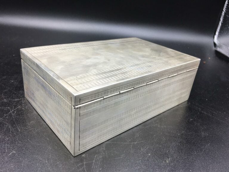 Boite à cartes en argent uni, de forme rectangulaire à décor de filets droits e…