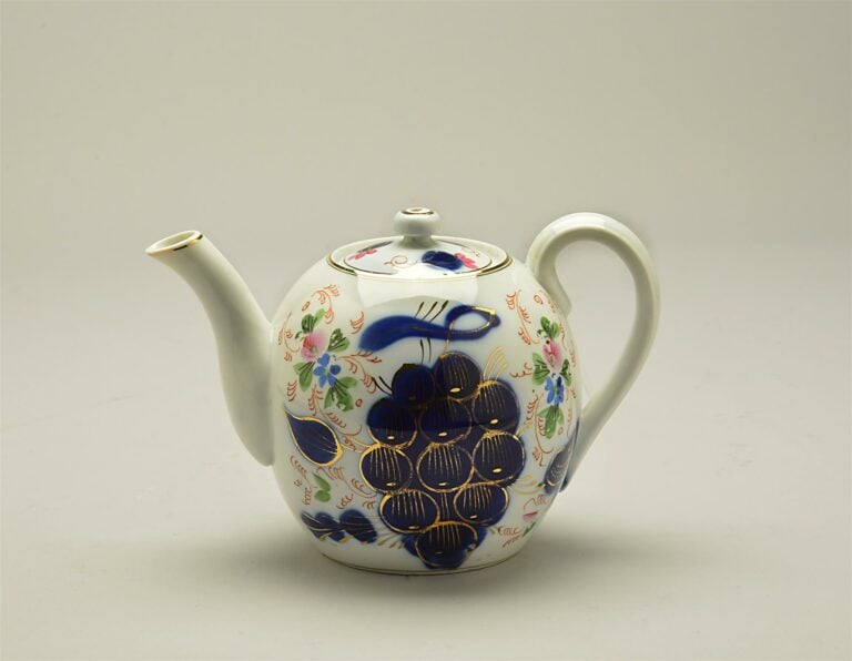 KOUZNETSOV. - Théière en porcelaine à décor de pampre de vigne sur fond de fleu…