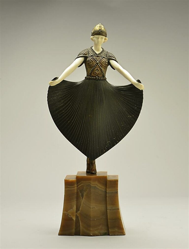 V/ Demeter CHIPARUS (1886-1947). - Femme à la jupe plissée - Sculpture chrysélé…