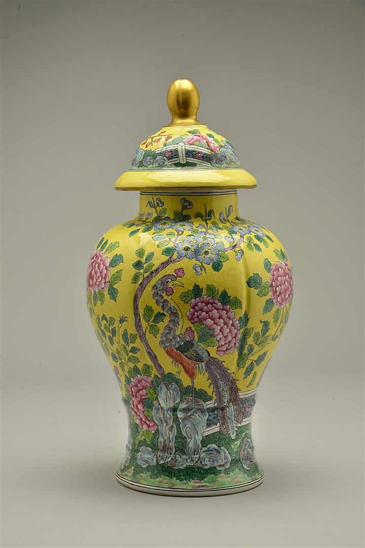 Potiche couverte de forme balustre en porcelaine décorée en émaux polychromes d…