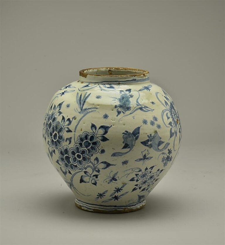 Vase en faïence de forme boule à décor bleu de fleurs, de volatiles et d'insect…