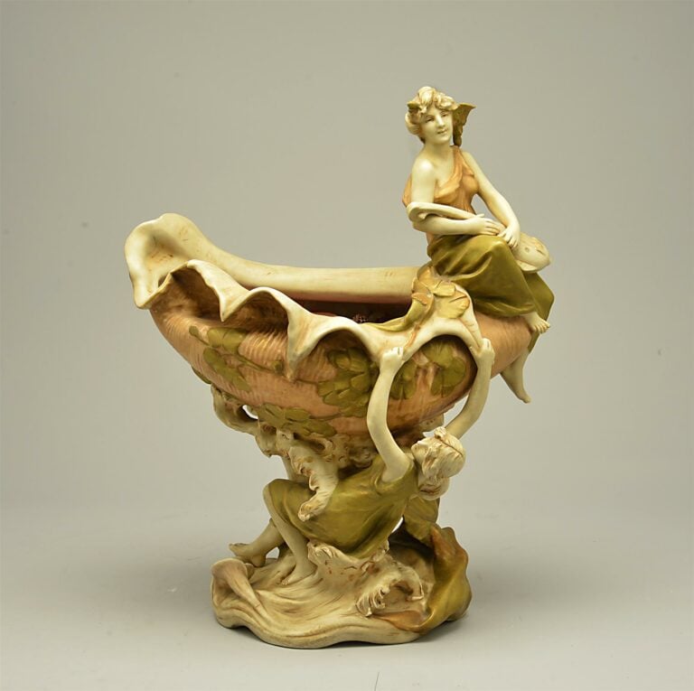 ROYAL DUX. - Grande coupe en forme de coquillage en biscuit partiellement émail…