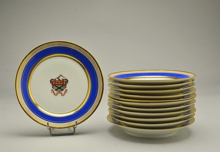 TIFFANY & CO, NEW YORK. - Douze assiettes de table, l'aile ornée de filets doré…