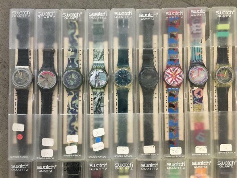 SWATCH. - Ensemble de trente-deux montres, modèles divers, avec leur boite d'or…