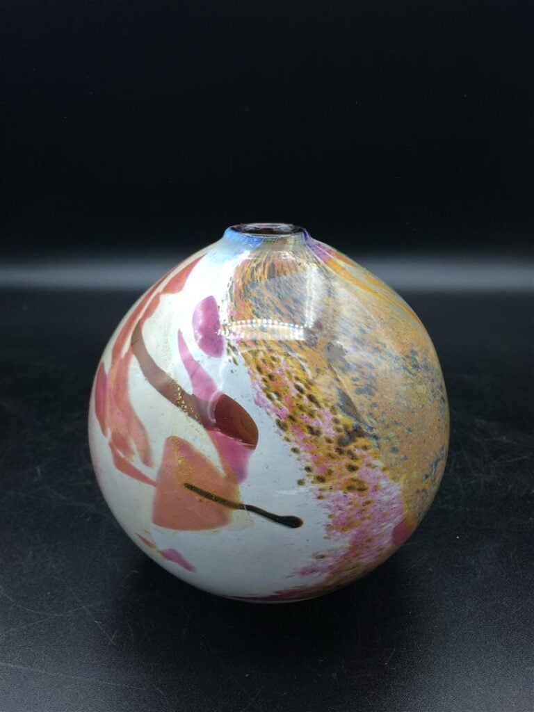 Jean-Claude NOVARO (1943-2015). - Vase de forme boule en verre intercalaire à i…