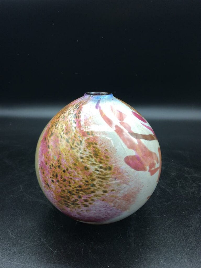 Jean-Claude NOVARO (1943-2015). - Vase de forme boule en verre intercalaire à i…