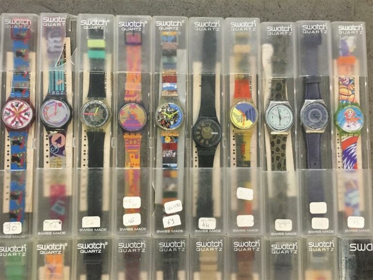 SWATCH. - Ensemble de trente-deux montres, modèles divers, avec leur boite d'or…