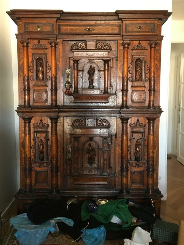 Buffet deux-corps en noyer massif, à riche décor architecturé rythmé de colonne…