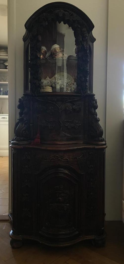 Buffet d'entre-deux formant vitrine en chêne sculpté de pampres de vigne, fleur…