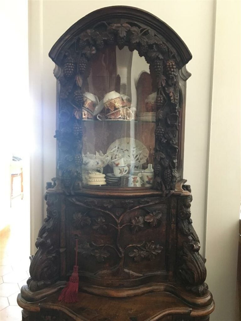Buffet d'entre-deux formant vitrine en chêne sculpté de pampres de vigne, fleur…