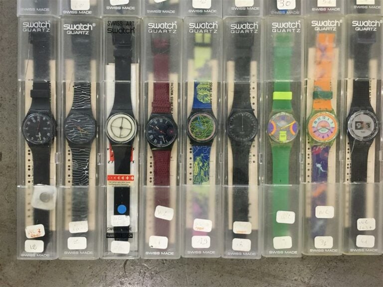 SWATCH. - Ensemble de trente-deux montres, modèles divers, avec leur boite d'or…