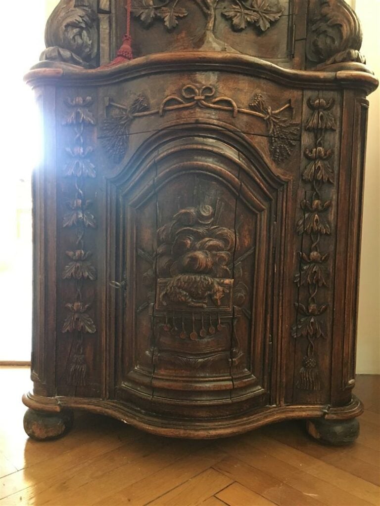 Buffet d'entre-deux formant vitrine en chêne sculpté de pampres de vigne, fleur…
