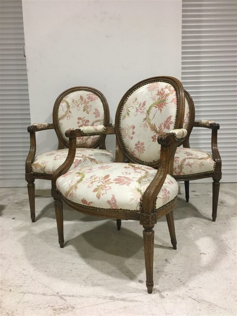 Suite de trois fauteuils cabriolet en bois naturel mouluré, les dossiers médail…