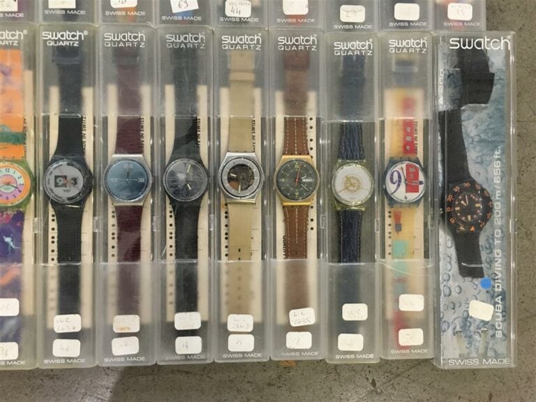 SWATCH. - Ensemble de trente-deux montres, modèles divers, avec leur boite d'or…
