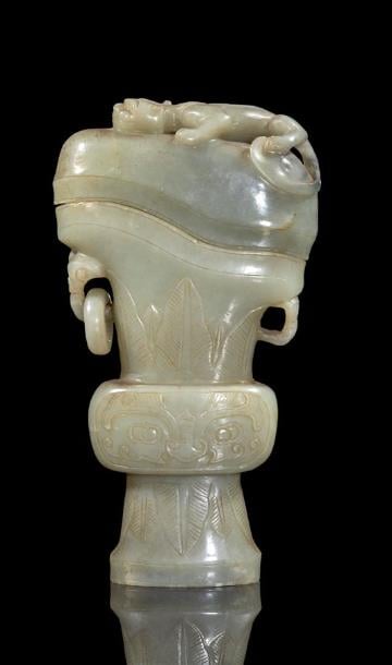 VAISSELLE / VERSEUSE ARCHAISANTE EN JADE NEPHRITE SCULPTE, GONG - Chine, Fin de…