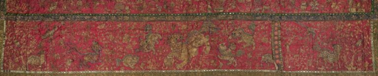 GRAND PAREMENT D'AUTEL / SUSPENSION DE TEMPLE EN SOIE ROUGE BRODEE DE FILS META…