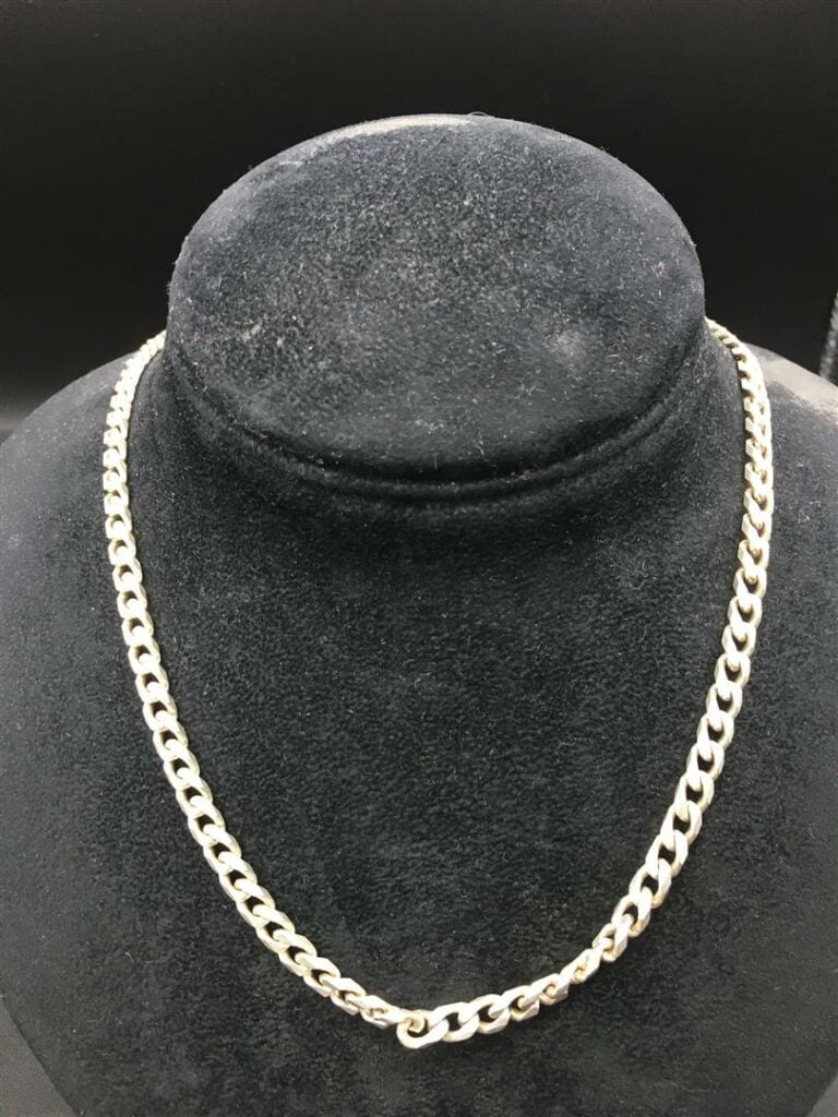 Collier en argent 925 millièmes à maille forçat. - Poids: 66 g.