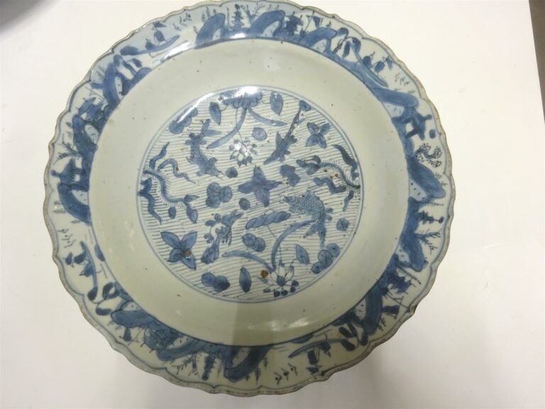 PLAT FESTONNEE EN PORCELAINE BLEU BLANC - Chine, Dynastie Ming, Epoque Wanli -…