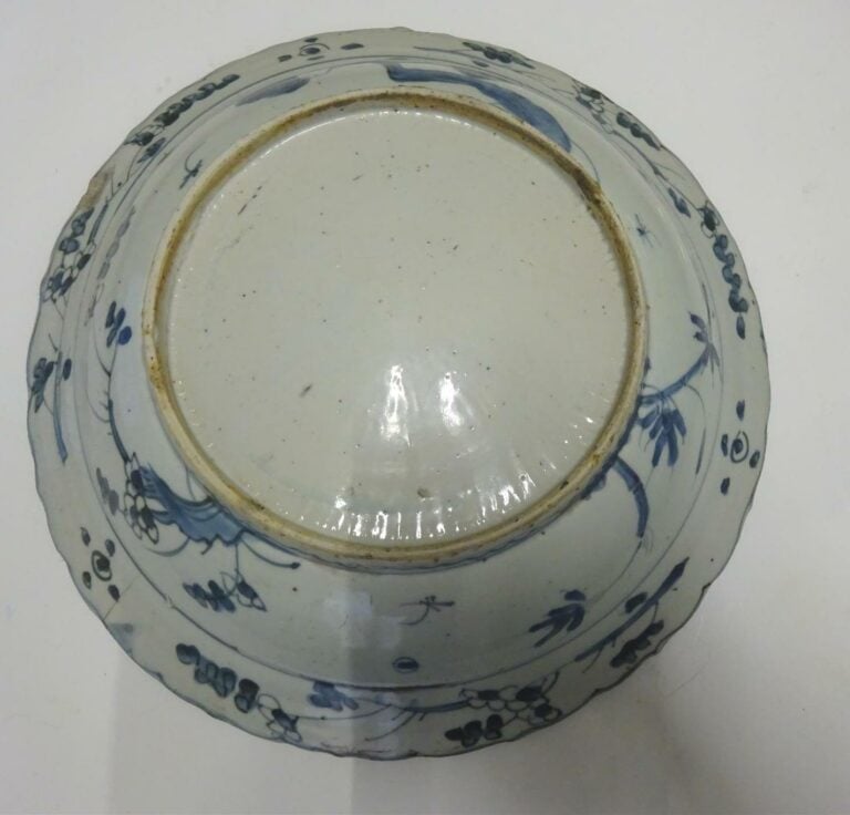 PLAT FESTONNEE EN PORCELAINE BLEU BLANC - Chine, Dynastie Ming, Epoque Wanli -…