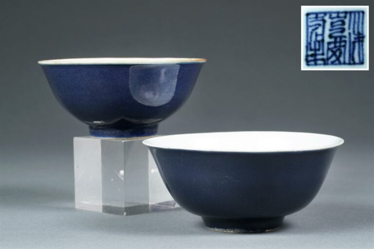 SUITE DE DEUX (2) BOLS CAMPANIFORMES EN PORCELAINE EMAILLEE BLEU SACRIFICIEL -…