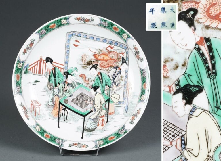 COUPE EN PORCELAINE A DECOR EMAILLE POLYCHROME DANS LE STYLE DE LA « FAMILLE VE…