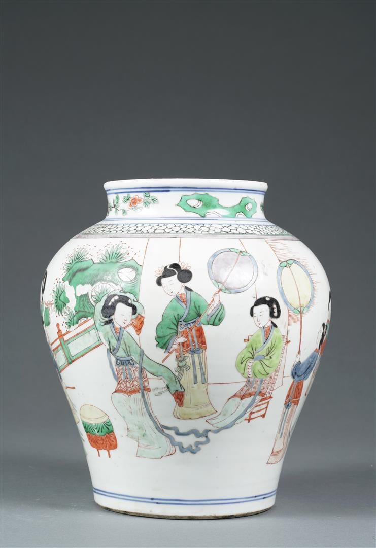 JARRE BALUSTRE EN PORCELAINE A DECOR EMAILLE POLYCHROME DANS LE STYLE DE LA "FA…