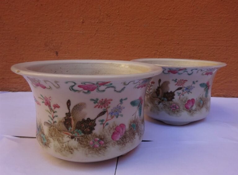 PAIRE DE PETITES JARDINIERES CAMPANIFORMES EN PORCELAINE A DECOR EMAILLE POLYCH…
