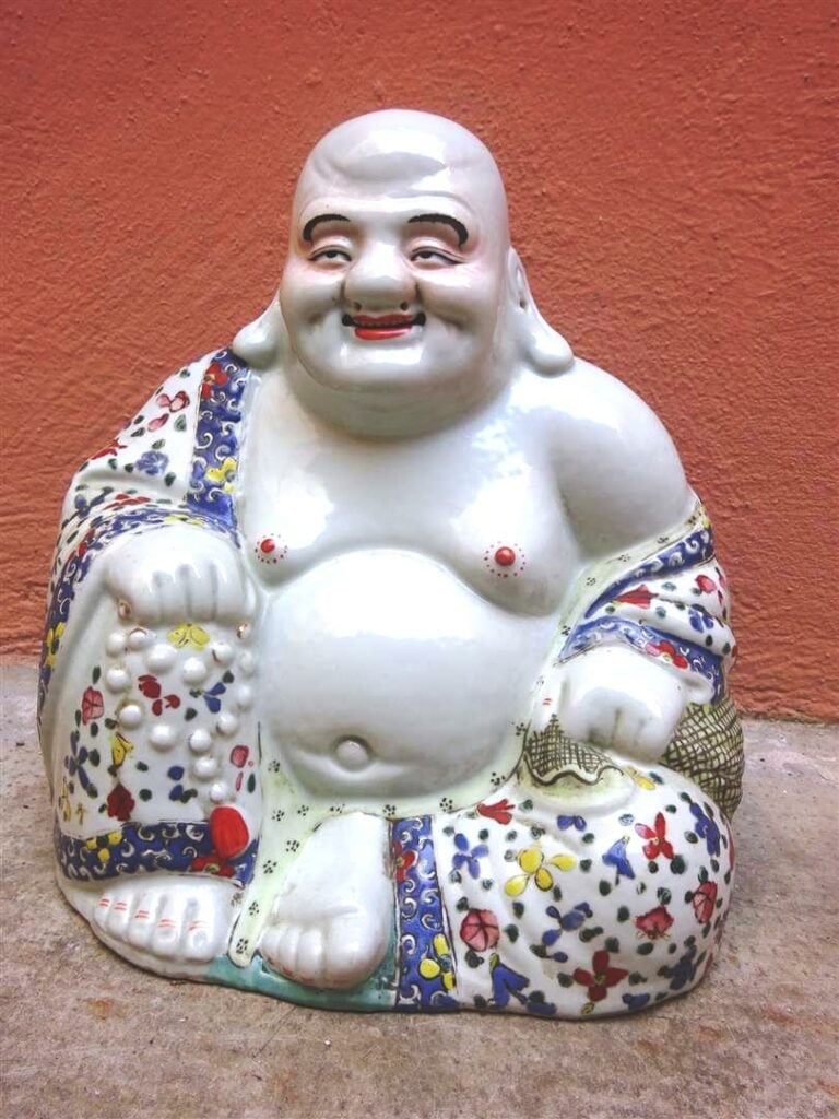 BOUDDHA / PUTAI EN PORCELAINE A DECOR EMAILLE POLYCHROME DANS LE STYLE DE LA FA…