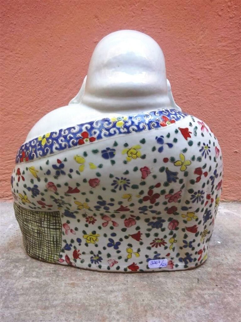 BOUDDHA / PUTAI EN PORCELAINE A DECOR EMAILLE POLYCHROME DANS LE STYLE DE LA FA…
