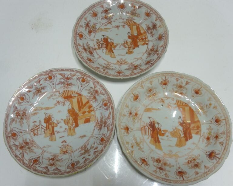 SUITE DE TROIS (3) ASSIETTES CREUSES EN PORCELAINE DE LA COMPAGNIE DES INDES -…