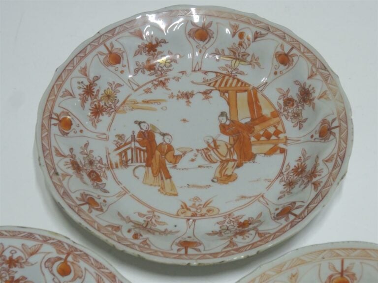 SUITE DE TROIS (3) ASSIETTES CREUSES EN PORCELAINE DE LA COMPAGNIE DES INDES -…