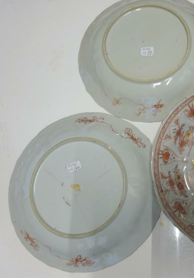 SUITE DE TROIS (3) ASSIETTES CREUSES EN PORCELAINE DE LA COMPAGNIE DES INDES -…