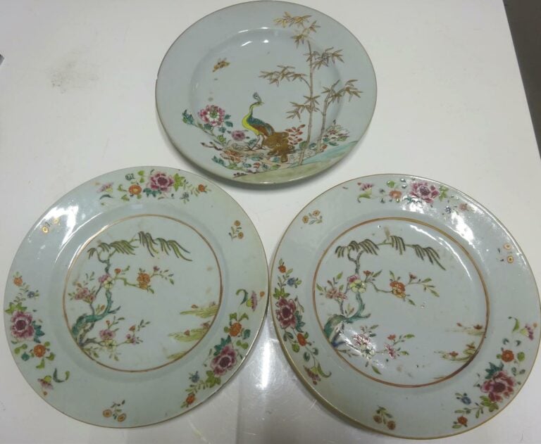SUITE DE DEUX (2) ASSIETTES EN PORCELAINE A DECOR EMAILLE POLYCHROME DANS LE ST…