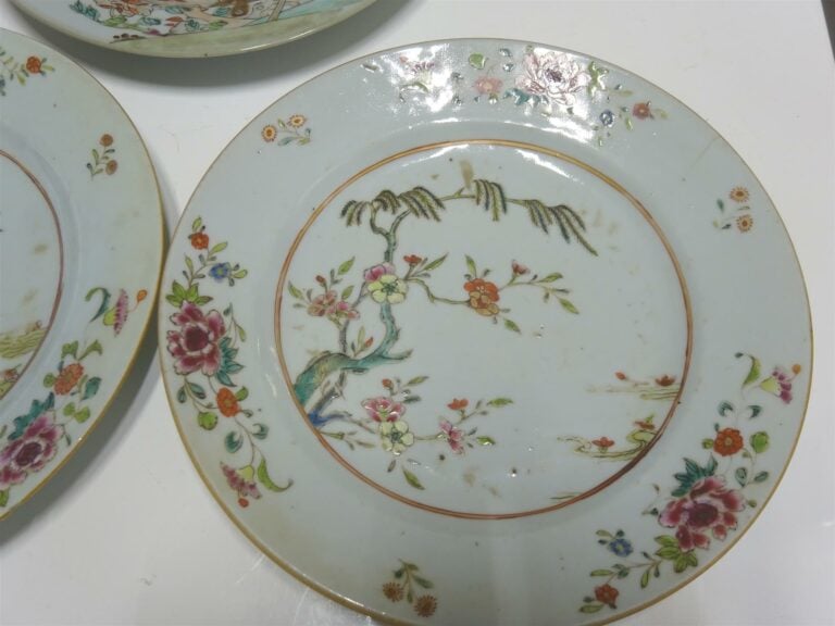 SUITE DE DEUX (2) ASSIETTES EN PORCELAINE A DECOR EMAILLE POLYCHROME DANS LE ST…