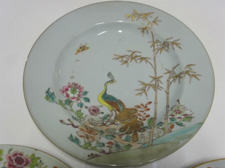 SUITE DE DEUX (2) ASSIETTES EN PORCELAINE A DECOR EMAILLE POLYCHROME DANS LE ST…