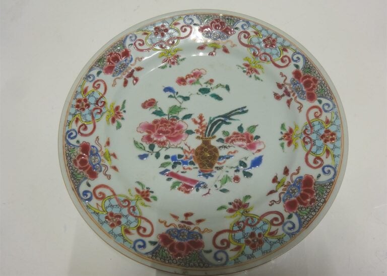 SUITE DE DEUX (2) ASSIETTES EN PORCELAINE A DECOR EMAILLE POLYCHROME DANS LE ST…