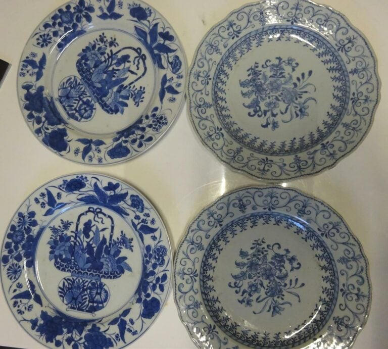 LOT DE DEUX PAIRES D'ASSIETTES EN PORCELAINE BLEU BLANC - Chine de Commande, Dy…