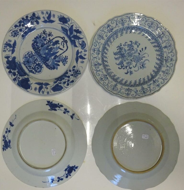 LOT DE DEUX PAIRES D'ASSIETTES EN PORCELAINE BLEU BLANC - Chine de Commande, Dy…