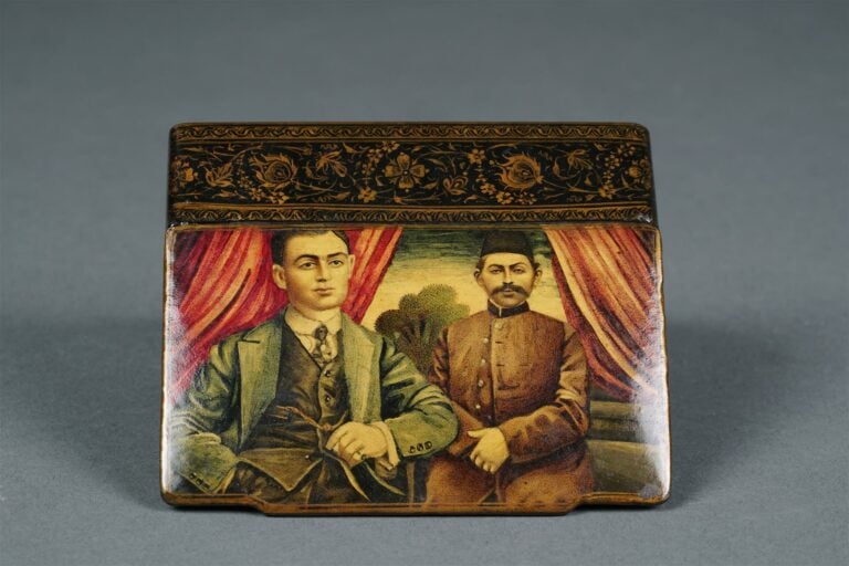 PETITE BOÎTE EN PAPIER-MÂCHE - Iran, Qajar / Qadjar, Début du XXe siècle - Elle…