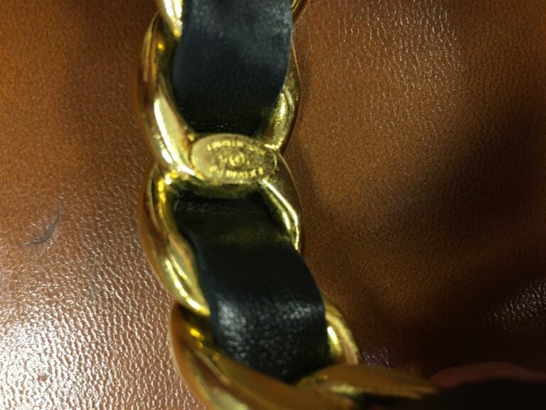 CHANEL. - Par Karl Lagerfeld et Victoire de Castellane. - Bracelet jonc ouvert,…