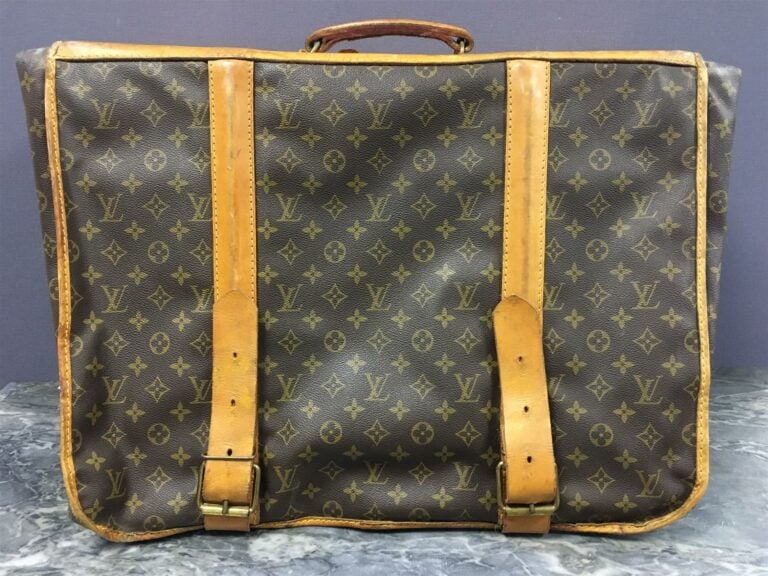 LOUIS VUITTON. - Porte habits en toile monogammée et cuir. - Trois cintres; deu…
