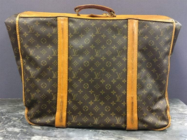 LOUIS VUITTON. - Porte habits en toile monogammée et cuir. - Trois cintres; deu…